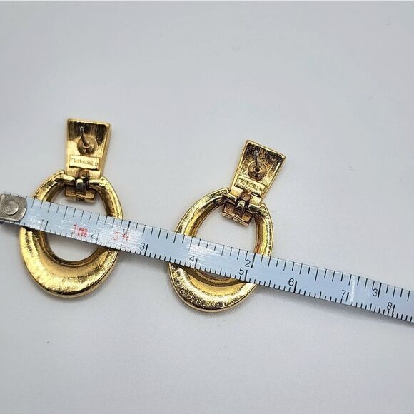 Vintage Gold Trifari dangle hoop earrings - Picture 6 of 6